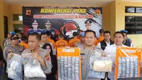 Kapolresta Bandung, Kombes Pol Kusworo Wibowo tengah menunjukan barang bukti obat keras terlarang atau OKT di Mapolresta Bandung, Soreang, Kabupaten Bandung,  21 Agustus 2023.