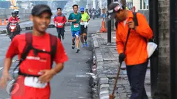 Peserta  lomba lari Ceria 5k akan tiba di garis finish  di fx Senayan, Jakarta, (21/5). Kegiatan ini diikuti sekitar 500 peserta. (Liputan6.com/Fery Pradolo)