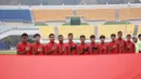 Pemain Timnas Indonesia U-19 menyanyikan lagu Indonesia Raya sebelum laga melawan Timor Leste pada laga Kualifikasi Piala Asia 2017 di Stadion Paju Public, Korea Selatan, 2/11/2017). Indonesia menang 5-0. (PSSI/Bandung Saputra)