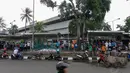 Bahu jalan terlihat dijadikan tempat parkir sepeda motor orang yang ingin melihat-lihat barang dagangan yang ditawarkan para pedagang Pasar Senen, Minggu (27/4/14). (Liputan6.com/Faizal Fanani)