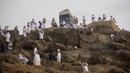 Para jemaah berdoa saat melaksanakan rangkaian ibadah haji di Padang Arafah, dekat Makkah, Arab Saudi, Kamis (30/7/2020). Hanya sekitar 1.000 jemaah yang diizinkan untuk melakukan ibadah haji tahun ini karena pandemi virus corona COVID-19. (Saudi Ministry of Media via AP)