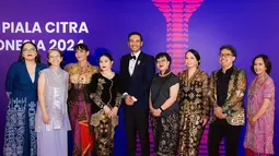Bersama orang-orang hebat di balik layar kesuksesan FFI 2024, kebahagiaan terpancar jelas di wajah Prilly Latuconsina. Dari potret tersebut terlihat jika bintang film Budi Pekerti itu menjadi yang paling muda. Ucapan selamat atas pencapaian Prilly sebagai Ketua Pelaksana FFI 2024 ini ramai dibubuhkan netizen dan beberapa rekan selebriti di kolom komentar unggahan Prilly. (Liputan6.com/IG/@prillylatuconsina96)