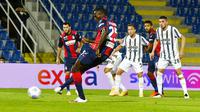 Pemain Crotone, Simy Nwankwko, mencetak gol lewat tendangan penalti ke gawang Juventus pada laga Liga Italia di Stadion Ezio Scida, Minggu (18/10/2020). Kedua tim bermain imbang 0-0. (Francesco Mazzitello/LaPresse via AP)