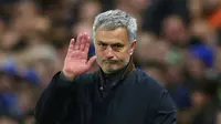 Jose Mourinho menunjukkan gestu seakan ingin berpisah dari Chelsea pada pertandingan melawan FC Porto di Liga Champions (9/12/2015). (Reuters/John Sibley)