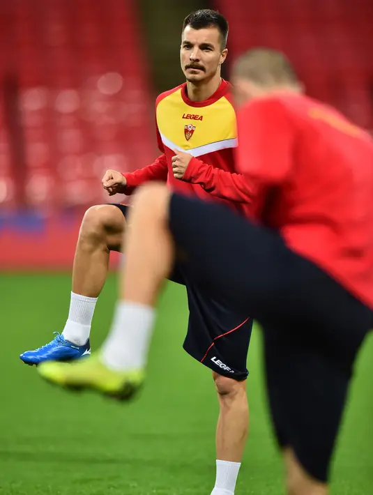 Pemain depan Montenegro Stefan Mugosa melakukan pemansan selama sesi latihan tim di Stadion Wembley, London (13/11/2019). Montenegro akan bertanding melawan Inggris pada Grup A Kualifikasi Piala Eropa 2020 di Wembley pada 15 November 2019. (AFP Photo/Glyn Kirk)