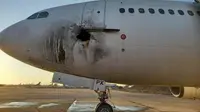 Sebuah bekas pesawat pemerintah yang tidak dapat digunakan diyakini rusak akibat tembakan roket di Bandara Internasional Baghdad. (Dokumentasi Pejabat Keamanan Irak)