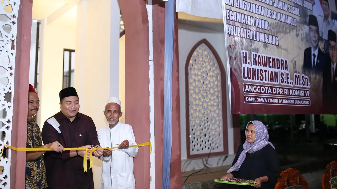 Anggota DPR Komisi VI Kawendra Lukistian meresmikan musala di Desa Karanglo, Kecamatan Kunir, Kabupaten Lumajang, Jawa Timur.