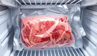 Daging kurban di freezer. ©Ilustrasi QwenAI