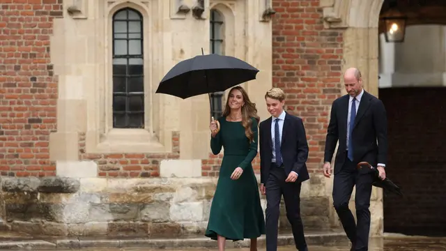 Gaya Effortless Kate Middleton Antar Pangeran George Hari Pertama Sekolah