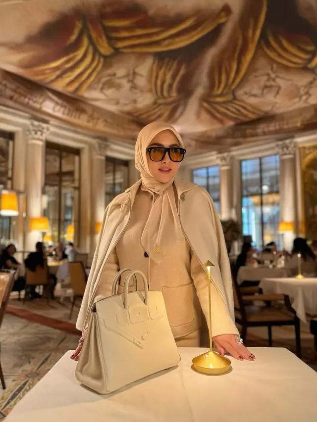 Bukan Cuma Hermes, Syahrini Tenteng Tas Lokal Seharga Rp4 Jutaan Saat Liburan ke Paris