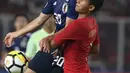 Bek Timnas Indonesia U-19, Kadek Raditya Majheswara (kanan) mencoba menahan pemain Jepang, Taisei Miyashiro pada perempat final Piala AFC U-19 2018 di Stadion GBK, Jakarta, Minggu (28/10). Indonesia kalah 0-2. (Liputan6.com/Helmi Fithriansyah)