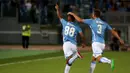 Pemain Lazio, Ricardo Kishna dan Stefan De Vrij merayakan gol ke gawang Bologna pada laga Serie A di Stadion Olimpico, Italia, Minggu (23/8/2015). Pada laga perdana itu Lazio berhasil menang 2-1. (Reuters/Alessandro Bianchi)