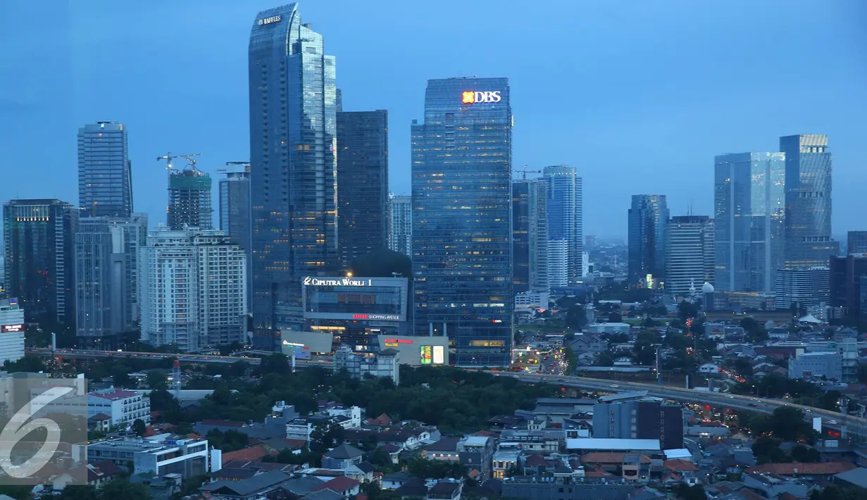 Pemandangan gedung-gedung bertingkat di Ibukota Jakarta, Sabtu (14/1). Hal tersebut tercermin dari perbaikan harga komoditas di pasar global. (Liputan6.com/Immanuel Antonius)