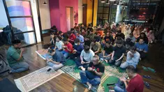 Sejumlah karyawan KLY mengikuti doa bersama yang dipimpin Luqman Rimadi dari Liputan6.com untuk mendoakan Arie Basuki dan rombongan yang hilang kontak saat menjalankan tugas jurnalistik di Selat Sunda, Kamis (10/9/2026). (KLY/Budy Santoso)