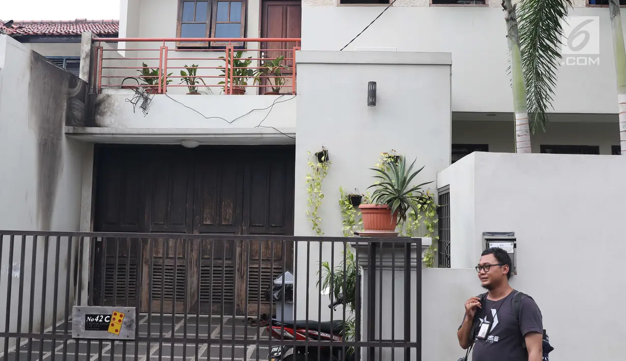 Kondisi rumah Wakil Ketua KPK, La Ode Muhammad Syarif di kawasan Kalibata, Jakarta, Rabu (9/1). Sebelumnya, terjadi lemparan molotov di rumah Wakil Ketua KPK, La Ode Muhammad Syarif. (Liputan6.com/Helmi Fithriansyah)