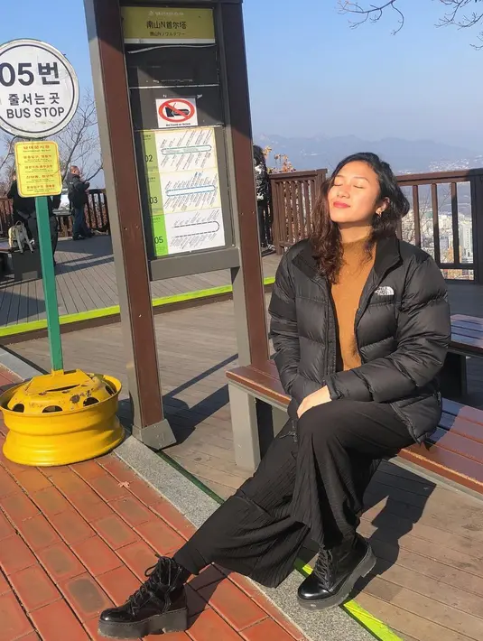 Maura Munaf mengangkat isu tunawisma untuk mengikuti kompetisi  global membuat poster yang diselenggarakan oleh majalah Graphis.  (Foto: Instagram/ @mayzurstla)