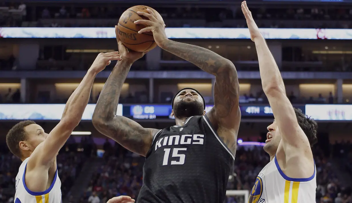 Pemain Sacramento Kings, DeMarcus Cousins mencoba keluar dari kawalan pemain Golden State Warriors pada laga NBA di Golden 1 Center, Sacramento, (8/1/2017). Warriors menang 117-106. (AP/Rich Pedroncelli)