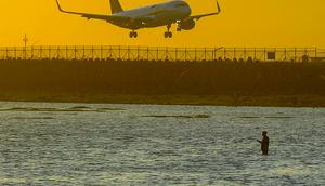 Lokasinya berada dalam satu garis pantai dengan Jimbaran dan Kedonganan, menjadikannya pilihan tepat bagi wisatawan yang memiliki waktu singkat, termasuk mereka yang sedang transit dan ingin menikmati suasana pantai tanpa harus bepergian jauh. Tampak dalam foto, aktivitas wisatawan menikmati waktu senja di Pantai Kelan, Badung, Bali. (merdeka.com/Arie Basuki)