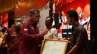 Dirjen Perlindungan dan Jaminan Sosial Kemensos Pepen Nazaruddin dan Direktur Jaminan Sosial Keluarga Rachmat Koesnadi, memberikan penghargaan kepada pendamping program keluarga harapan (PKH) yang berhasil melakukan graduasi KPM terbanyak di undang ke Jakarta (Dok. Humas Kemensos / Nefri Inge)