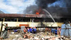 Petugas pemadam kebakaran berusaha memadamkan api yang membakar ruko di kompleks Kanjengan, Pasar Johar Semarang, Sabtu (18/6). Dugaan awal, kebakaran tersebut diakibatkan hubungan pendek arus listrik di salah satu toko di Blok E. (Liputan6.com/Gholib)
