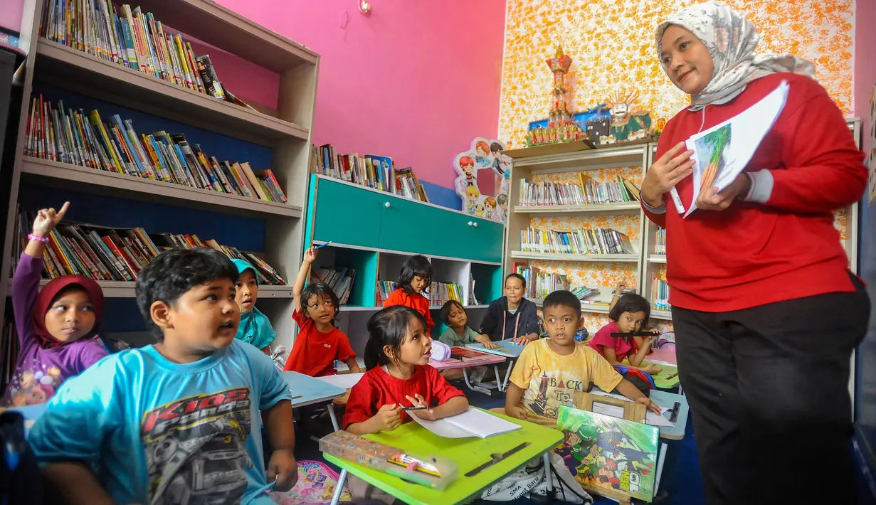 Anak-anak mengikuti kegiatan belajar Bahasa Inggris di Ruang Publik Terpadu Ramah Anak (RPTRA) Malinjo di Kelurahan Pejaten Barat, Pasar Minggu, Jakarta Selatan, Selasa (10/9/2024). (merdeka.com/Arie Basuki)