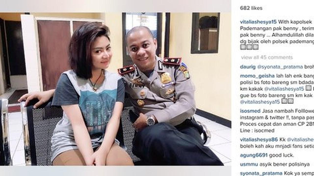 Diperiksa polisi, Vitalia Sesha foto bareng Kapolsek Pademangan