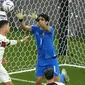 Beberapa peluang mampu diciptakan Cristiano Ronaldo, namun semuanya gagal berbuah gol berkat penampilan gemilang Yassine Bounou di bawah mistar gawang Maroko. (AP/Luca Bruno)