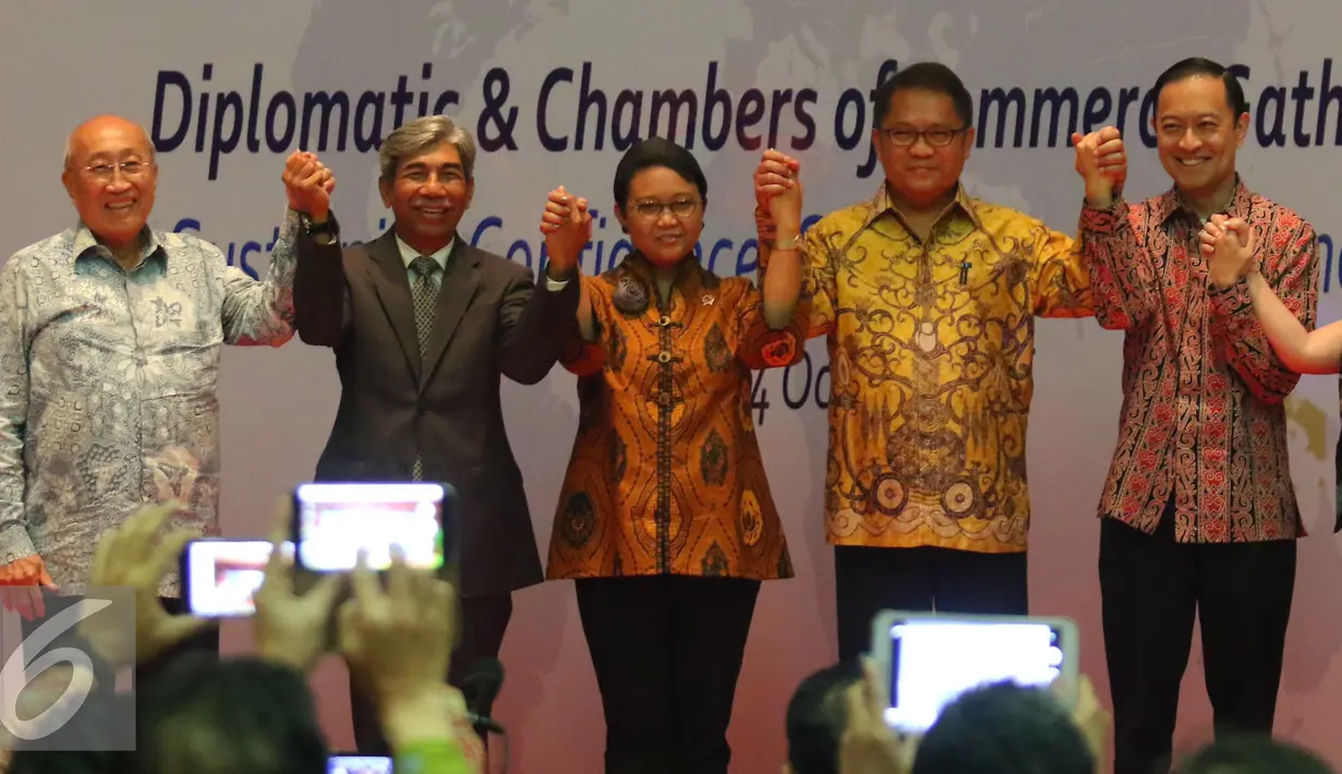 Ki-ka: Sofyan Wanandi, A. M. Fachir, Retno L. P. Marsudi, Rudi Antara, dan Thomas Lembong berfoto dalam acara Diplomatic and Chambers of Commerce Gathering di Jakarta, Selasa (4/10). (Liputan6.com/Angga Yuniar)