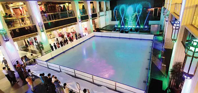 Ice Rink dan Dancing Fountain