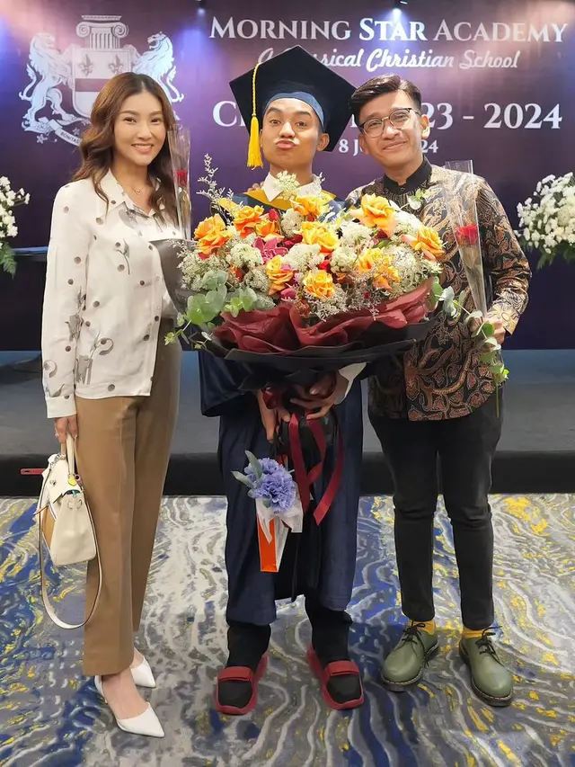 Gaya Stylish Sarwendah Saat Pembagian Rapor Putrinya, Tenteng Tas Hermes Seharga Rp600 Juta