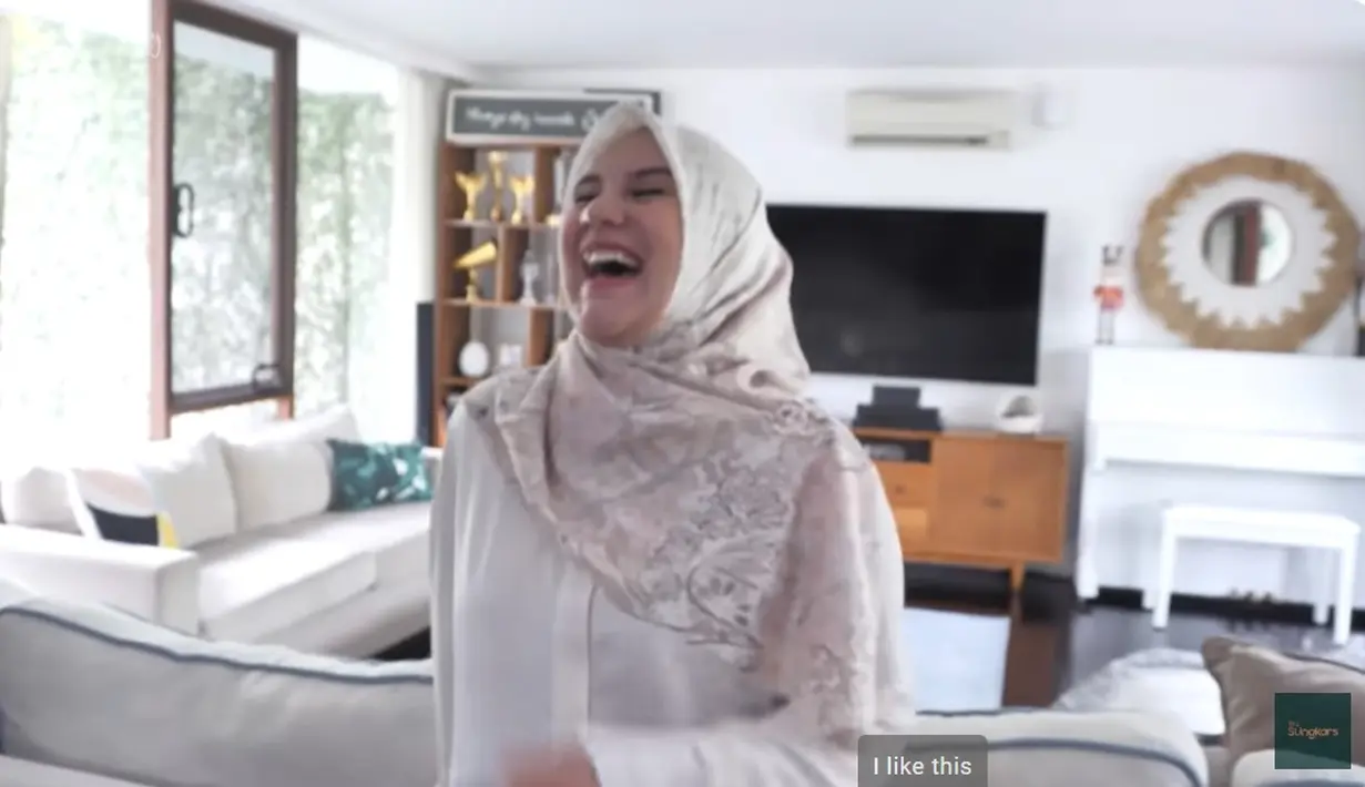 Sama dengan dinding di luar, dalam ruangan juga dengan dominasi warna putih dan banyak hiasan dinding. Rumah pasangan yang telah dikaruniai dua orang anak itu tampak besar. Di belakang Irish merupakan ruang keluarga yang biasa digunakan dikala santai. [Youtube/The Sungkars]