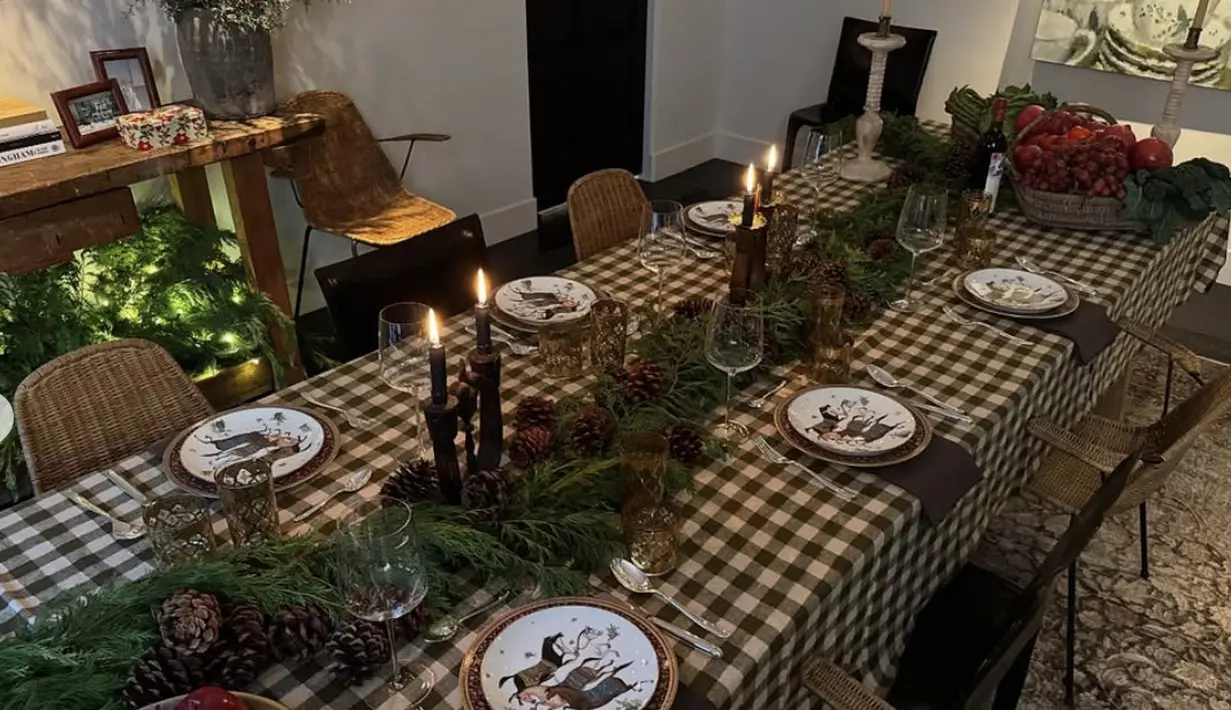 Kendall sempat sedih karena mengira ibunya memberikan hiasan itu kepada saudaranya. Namun, ternyata ibunya memberikan ornamen itu kepadanya tahun ini. [Foto: Instagram/ Kendall Jenner]