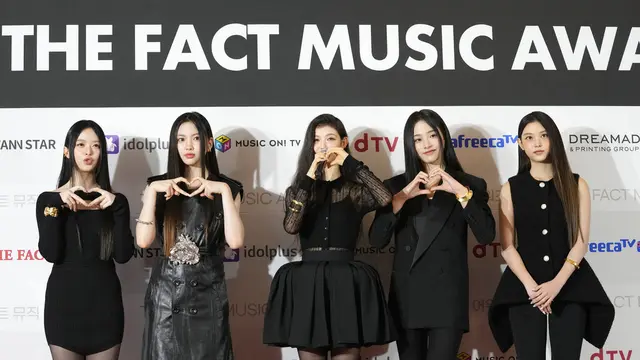 NewJeans dalam The Fact Music Awards 2022. (AP Photo/Lee Jin-man)