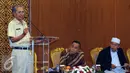 Ketua PPAD Letjen TNI (Purn) Soerjadi (kiri) memberikan pandangan pada silaturahmi persatuan purnawirawan TNI-AD serta Ormas di Jakarta, Jumat (13/5/2016). Acara dihadiri sejumlah tokoh danmembahas bahaya laten PKI. (Liputan6.com/Helmi Fithriansyah)