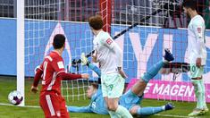 Kiper Bayern Munich, Manuel Neuer, berhasil menepis tendangan pemain Werder Bremen dalam laga lanjutan Liga Jerman pekan ke-8 di Allianz Arena, Sabtu (21/11/2020). Bayern bermain imbang 1-1 dengan Werder Bremen. (AFP/Lukas Barth/Pool)