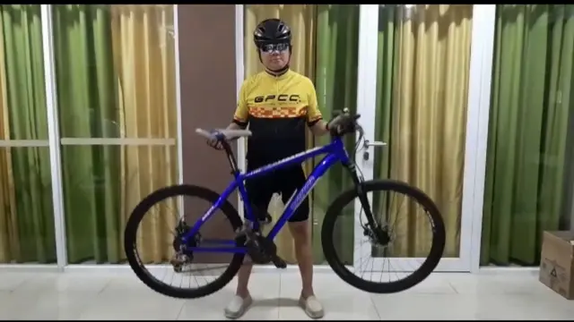 Bisep curl menggunakan sepeda/dok. video dr. Michael Triangto