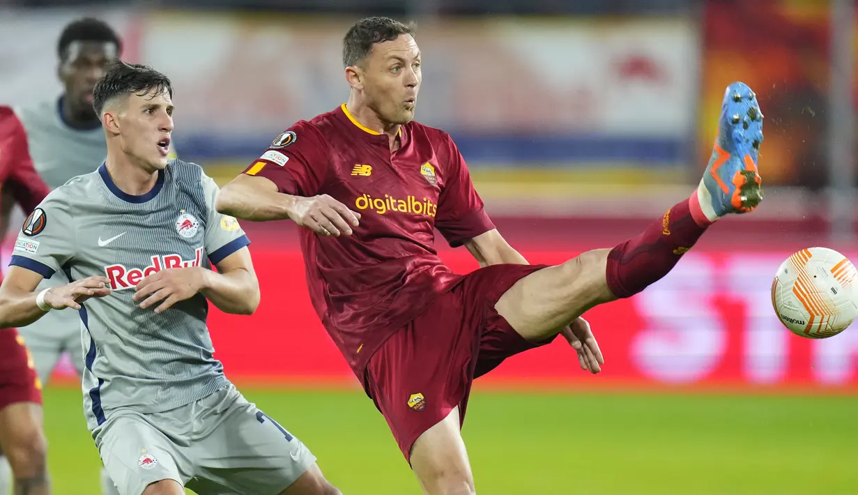 Gelandang AS Roma Nemanja Matic berebut bola dengan gelandang RB Salzburg Nicolas Capaldo pada leg pertama playoff babak 16 besar Liga Europa di Red Bull Arena, Salzburg, Jumat (17/2/2023) dini hari WIB.  Salzburg tampil tangguh untuk membekuk AS Roma dengan skor tipis 1-0. (AP Photo/Petr David Josek)