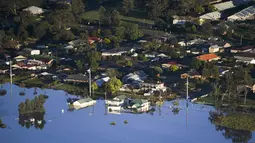Sebagian bangunan terendam banjir di daerah Windsor, barat laut Sydney, Australia, Rabu (24/3/2021).  Sekitar 18.000 penduduk negara bagian terpadat di Australia telah meninggalkan rumah mereka sejak pekan lalu, dengan peringatan banjir dapat berlanjut hingga April. (Lukas Coch/Pool Photo via AP)
