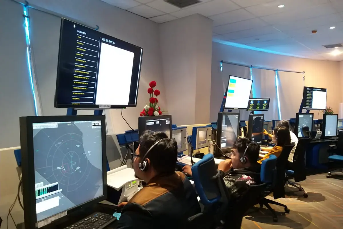 Petugas ATC AirNav Indonesia memantau penerbangan melalui radar