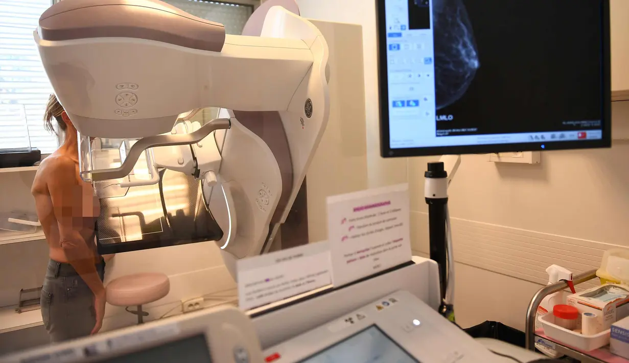 Pasien memeriksa payudaranya di pusat regional kanker di institut Paoli-Calmette, (9/10). Mammogram digunakan untuk melihat beberapa tipe tumor dan kista, dan dapat mengurangi mortalitas akibat kanker payudara. (AFP Photo/Anne Christine Poujoulat)