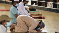 Umat Muslim melaksanakan sholat Tahajud selama Malam Lailatul Qadar di Masjid Naif, Dubai (5/5/2021). 10 hari menjelang berakhirnya bulan Ramadhan, umat muslim melakukan Itikaf untuk meraih malam kemuliaan (Lailatul Qadar) dengan membaca Alquran, Shalat Tahajud dan berzikir. (AFP/Karim Sahib)