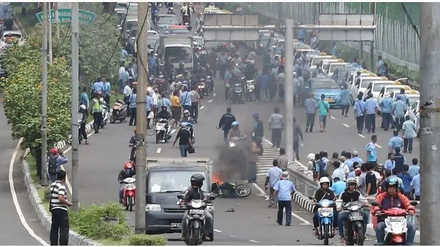 Pengemudi taksi asal Pool Pondok Cabe, Heru menceritakan pemicu terjadinya bentrok antara driver Go-Jek dengan pengemudi taksi yang berdemo di Jalan Gerbang Pemuda, Senayan, Jakarta Pusat, Selasa siang.