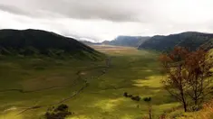 Gunung Bromo merupakan salah satu destinasi wisata unggulan di Jawa Timur yang memiliki lautan pasir seluas 10 kilo meter persegi.