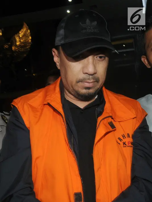 Kabid Pengembangan Jalan dan PPK di Dinas PUPR Kabupaten Muara Enim, Elfin Muhtar usai menjalani pemeriksaan di Gedung KPK, Jakarta, Selasa (3/9/2019). Enim Elfin resmi di tahan terkait suap 16 proyek peningkatan pembangunan jalan di Kabupaten Muara Enim. (merdeka.com/Dwi Narwoko)