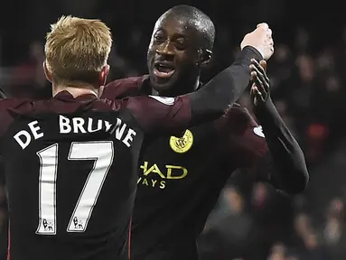 Gelandang Manchester City, Yaya Toure, merayakan gol yang dicetaknya ke gawang Crystal Palace pada laga Premier League di Selhurst Park, Inggris, Sabtu (19/11/2016). City menang 2-1 atas Palace. (Reuters/Hannah McKay)
