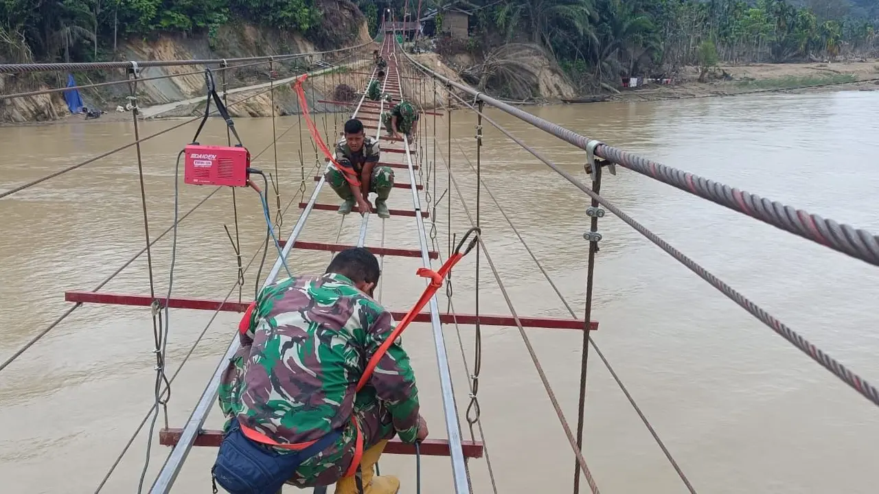 TNI Percepat Operasi Sambung Desa Terisolasi di 11 Titik Aceh