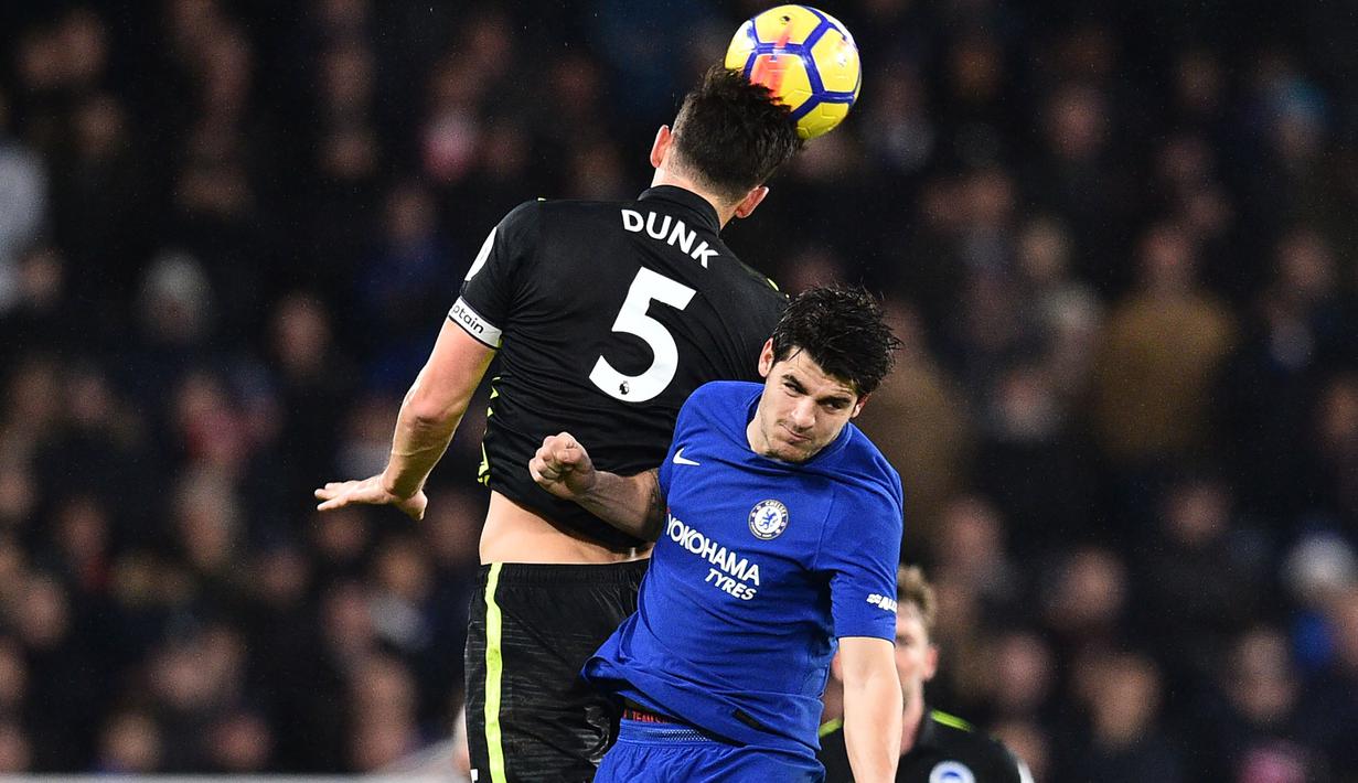 Pemain Chelsea, Alvaro Morata berduel dengan pemain Brighton,  Lewis Dunk (kiri) pada laga Premier League di Stamford Bridge, London, (26/12/2017). Chelsea menang 2-0. (AFP/Glyn Kirk)