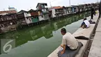 Sejumlah Warga saat memancing ikan di Kali Tanjung Selor, Jakarta, Rabu (20/1). Meskipun keruh dan dipenuhi sampah, namun Kali Tanjung Selor menjadi lokasi favorit bagi warga sekitar untuk memancing dengan biaya murah. (Liputan6.com/Immanuel Antonius)
