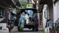 Petugas mendistribusikan kebutuhan pokok di kawasan Segambut Dalam yang berada di bawah Enhanced Movement Control Order (EMCO) akibat peningkatan drastis jumlah kasus COVID-19 yang tercatat selama 10 hari terakhir di Kuala Lumpur, Malaysia, Minggu (27/6/2021). (AP Photo/Vincent Thian)