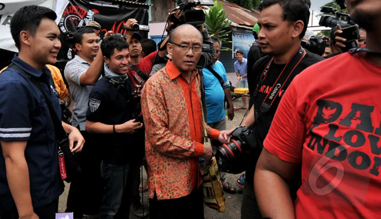 Puluhan awak media menyerbu Rohaniawan Daniel Alexander seusai mengikuti kebaktian di Lapas Batu, Nusakambangan, Jawa Tengah, Kamis (5/3/2015).  Daniel  mengaku, akan terus memperjuangkan duo Bali Nine tidak dihukum mati (Liputan6.com/Johan Tallo)